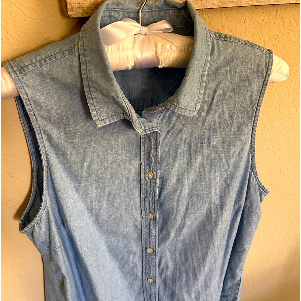 J Crew women sleeveless light denim blouse size M